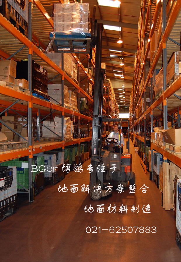 托盤車在鋪裝倉(cāng)庫(kù)地板材料后的地面作業(yè)，更高效和安全