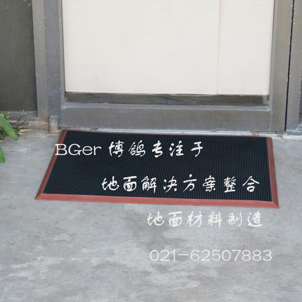 食品車間進(jìn)出門(mén)口鋪放鞋底消毒墊