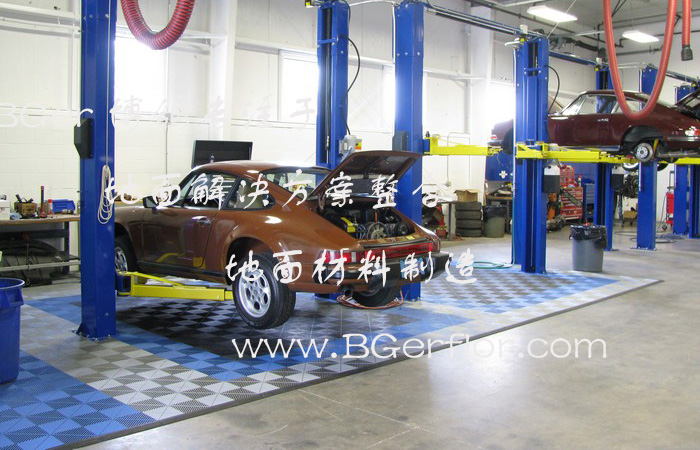 汽修廠維修工位地面地板材料，灰色和藍(lán)色組合搭配風(fēng)格