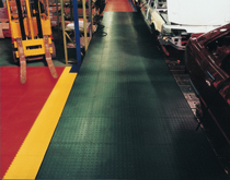 配件組裝流水線地面鋪裝，車間工業(yè)地板材料！