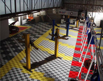 大型汽車修理廠維修車間地面裝修材料，灰紅黃三色搭配風(fēng)格